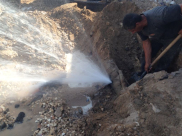 بالفيديو: انفجار أنبوب المياه الرئيسي المغذي لحي سامخ حيط بمدينة اللد 